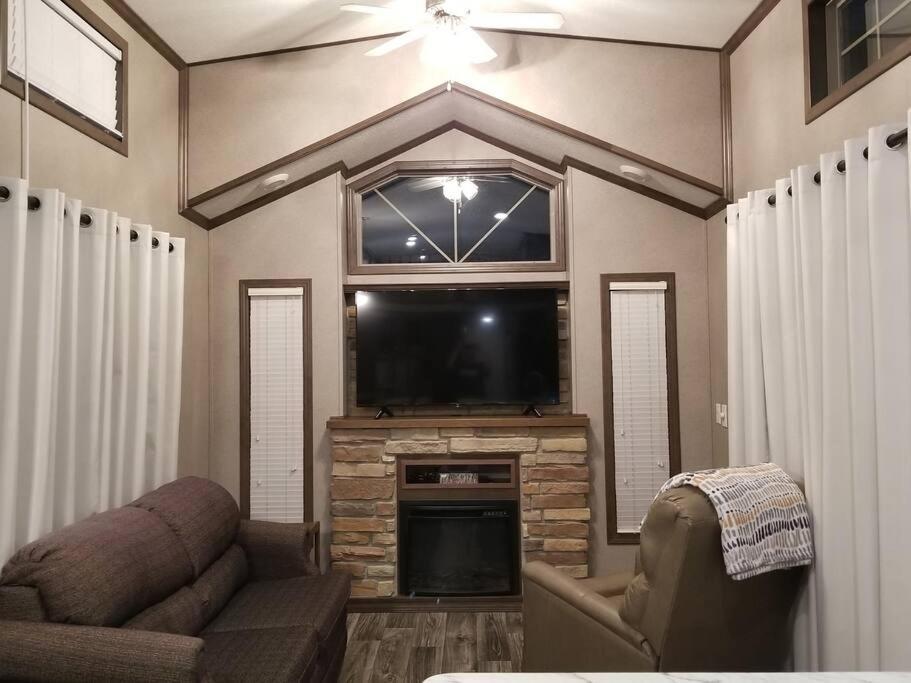 Tiny Home With Hammock Loft Bbq And Yard ฟีนิกซ์ ซิตี้ ภายนอก รูปภาพ
